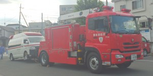 多摩市内で救急車を牽引中の東京消防庁に２台しかない特殊車両－久しぶりに尾根幹線へ行ってみよう｜くまさんとチャリ　